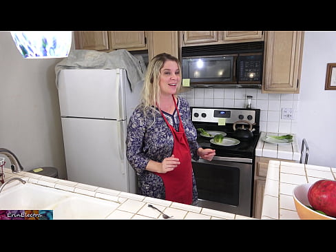 ❤️ Stepmom هن جي تاريخ کان اڳ باورچی خانه ۾ کيس کير پيارڻ